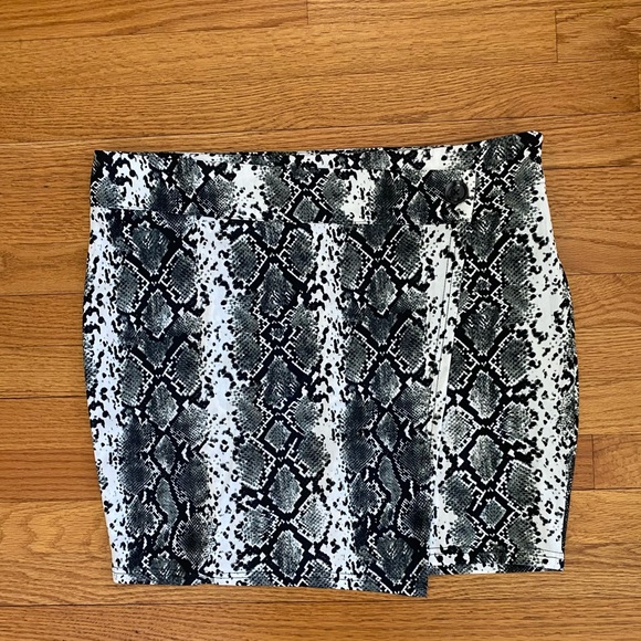 SHEIN Dresses & Skirts - Shein Wrap Skirt Women’s 2XL Snakeskin Print Short Mini Button/Zip Closure NWOT